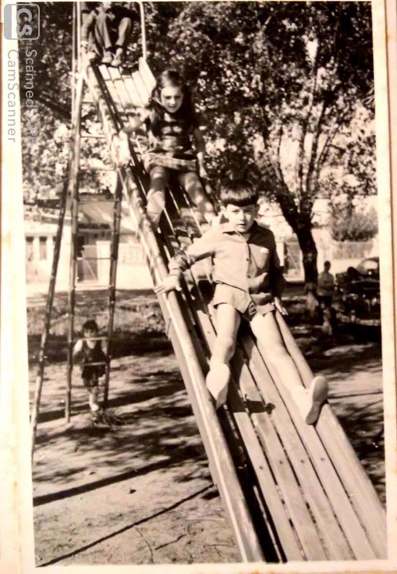 C:\Users\Liliana\Desktop\Página Liliana\Nuestro Barrio\Su historia\Fotografías\Plazas\Juegos en Av. Gral Paz lado Capital entre Eugenio Garzón y San Pedro. 1968. Gentileza  Dra Manfredi  2.jpg