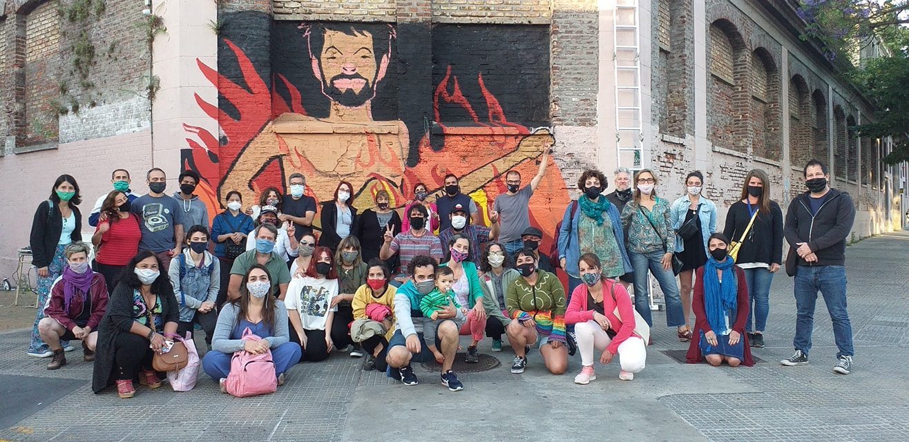 La imagen puede contener: 1 persona, de pie, calzado y exterior
