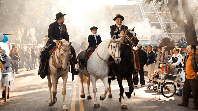 Desfile y festejo de la Tradición en Mataderos  