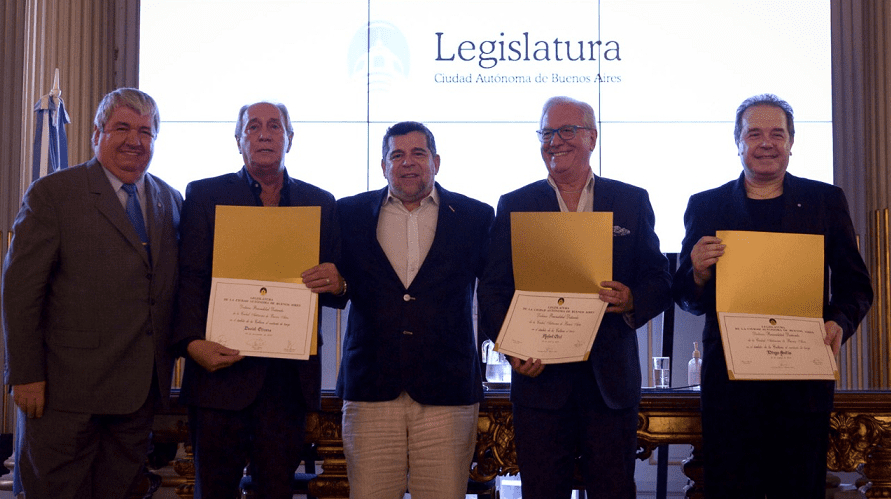 Daniel Olivera recibió su diploma como Personalidad Destacada de la Cultura