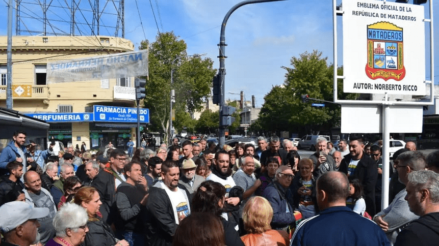 El emblema de Mataderos ya luce en la esquina de Av. Juan Bautista Alberdi y Murguiondo