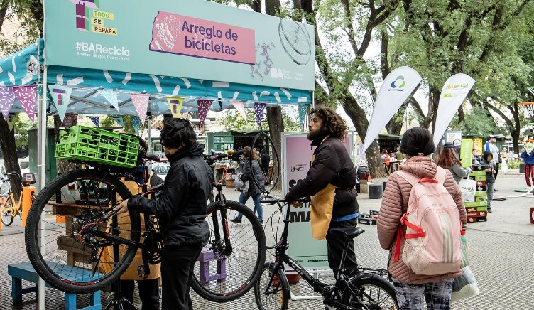 Enseñan a reparar bicicletas y aparatos eléctricos en la plaza Cnel. Martín Irigoyen