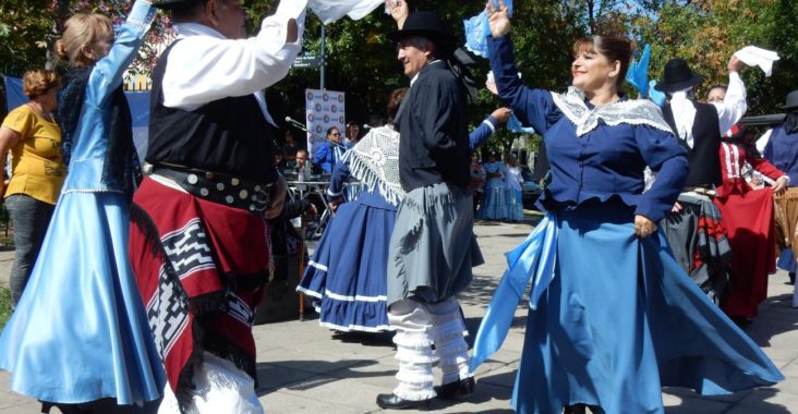 https://aquimataderosonline.com.ar/wp-content/uploads/2019/12/grupo-de-danzas-de-la-pena-la-senalejena-dirigido-732x380.jpeg