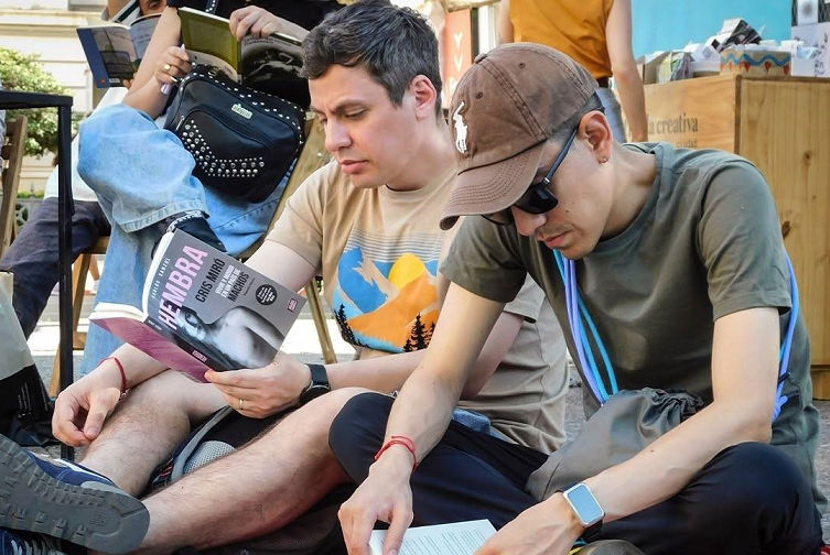 Para manifestar públicamente que la lectura es un acto colectivo