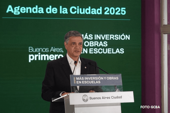 Educación: anuncio de obras y críticas por suspensión de material de la ESI