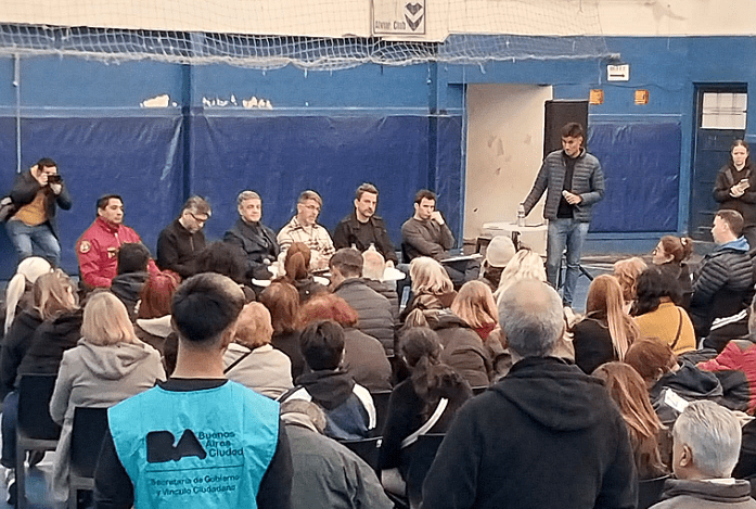 Reuniones de funcionarios con vecinas y vecinos en la Comuna 9