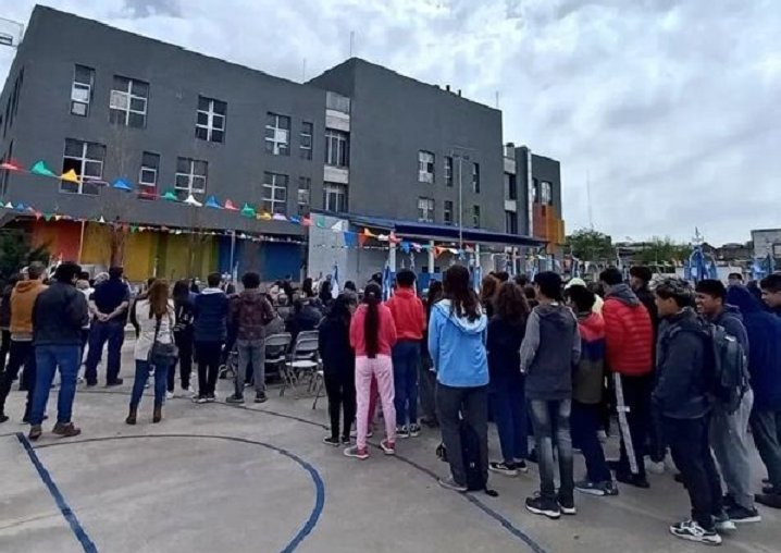 Reconocen a una escuela de Mataderos por “Cooperar en comunidad”  