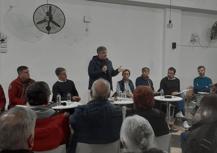 Autoridades del Gobierno de la Ciudad frente a vecinas y vecinos