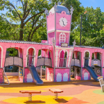 Un patio de juegos que recuerda el origen e historia del barrio