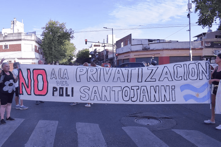 “La lucha sigue. El Poli no se vende. El Poli se defiende”